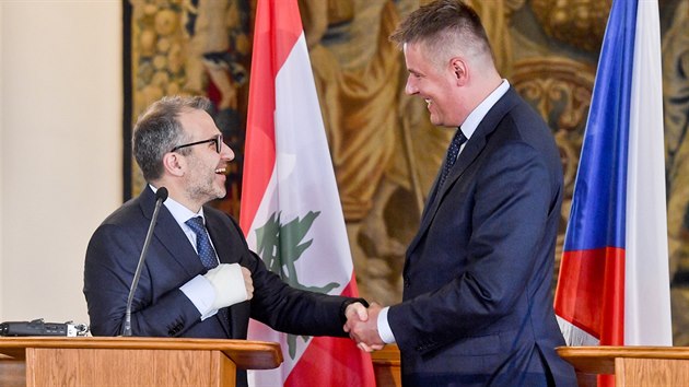 Ministr zahraninch vc R Tom Petek (vpravo) a libanonsk ministr zahraninch vc a pro imigranty Dibrn Bsil vystoupili v Praze na tiskov konferenci po spolenm jednn. (27. bezna 2019)