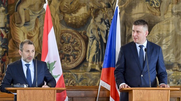 Ministr zahraninch vc R Tom Petek (vpravo) a libanonsk ministr zahraninch vc a pro imigranty Dibrn Bsil vystoupili v Praze na tiskov konferenci po spolenm jednn. (27. bezna 2019)