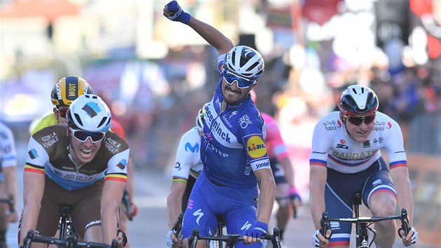 Francouzsk cyklista Julian Alaphilippe slav vtzstv na klasikskm Monumentu Miln-San Remo.