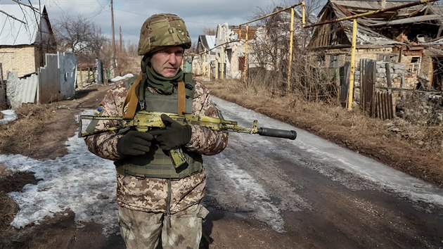 Ukrajinsk vojk pi obchzce ve mst Zaitseve. (23. nora 2019)