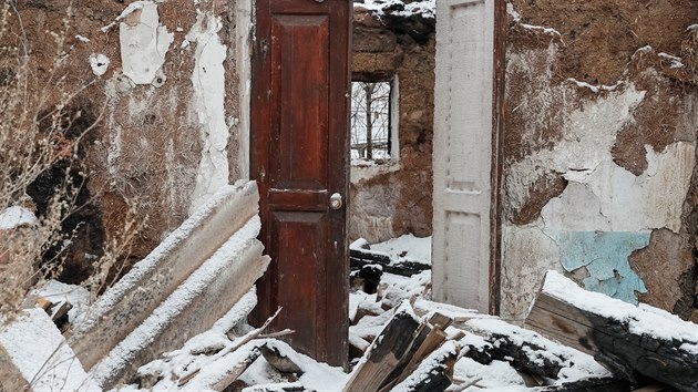 Trosky dom v obci Zajceve na vchod Ukrajiny. (2. nora 2019)
