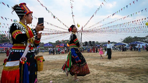Kajinsk eny tan v tradinch odvech na festivalu etnick kultury v Yangonu. (29. ledna 2019)