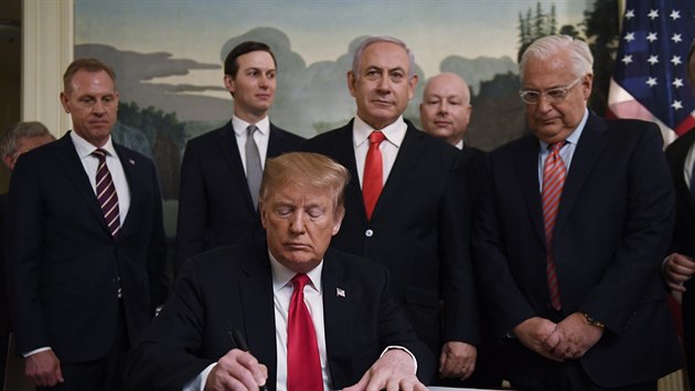Americk prezident Trump podepsal dekret, kterm USA uznvaj svrchovanost Izraele nad Golanskmi vinami. (25. bezna 2019)