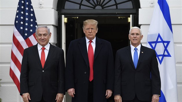 Americk prezident Trump pi setkn s Netanjahuem podepsal dekret, kterm USA uznvaj svrchovanost Izraele nad Golanskmi vinami. (25. bezna 2019)