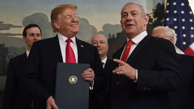 Americk prezident Trump pi setkn s Netanjahuem podepsal dekret, kterm USA uznvaj svrchovanost Izraele nad Golanskmi vinami. (25. bezna 2019)
