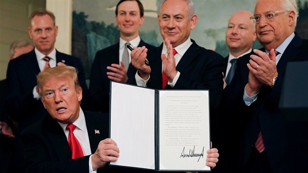 Americký prezident Trump při setkání s Netanjahuem podepsal dekret, kterým USA uznávají svrchovanost Izraele nad Golanskými výšinami. (25. března 2019)