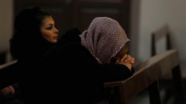 Íránská ena se modlí v katolickém kostele v íránském Teheránu.