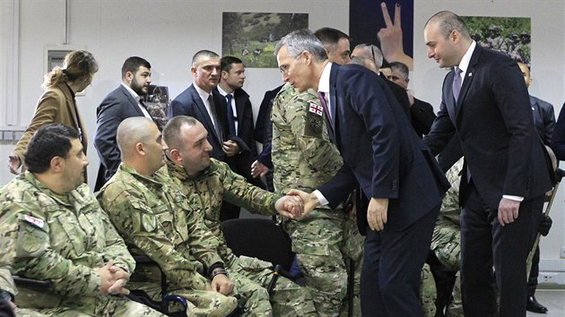Generální tajemník NATO Jens Stoltenberg a gruzínský premiérem Mamuka Bachtadze se v Tbilisi setkali s válečnými veterány. (25. března 2019)