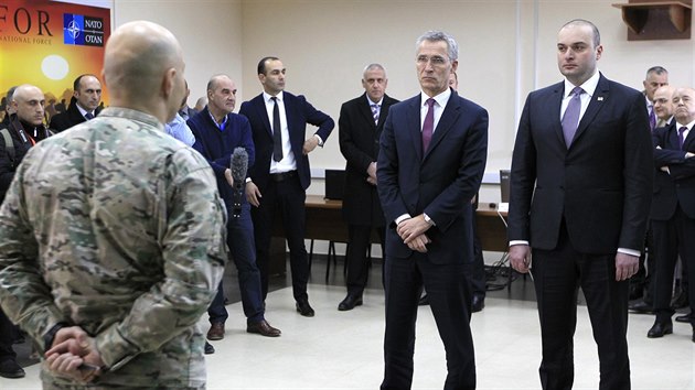 Generální tajemník NATO Jens Stoltenberg se v Tbilisi zúčastnil vojenského cvičení. (25. března 2019)