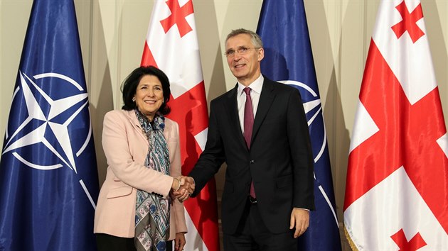 Generln tajemnk NATO Jens Stoltenberg se v Tbilisi setkal s gruznskou prezidentkou Salome Zurabiviliovou. (25. bezna 2019)