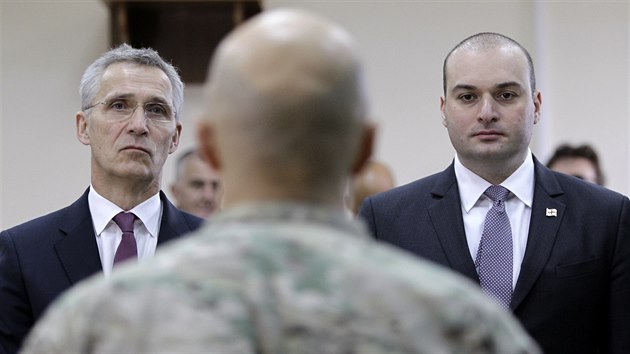 Generální tajemník NATO Jens Stoltenberg a gruzínský premiérem Mamuka Bachtadze se v Tbilisi setkali s vojáky. (25. března 2019)
