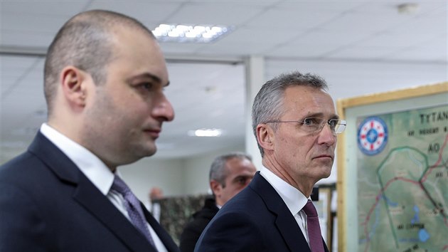 Generln tajemnk NATO Jens Stoltenberg a gruznsk premirem Mamuka Bachtadze se v Tbilisi setkali s vojky. (25. bezna 2019)