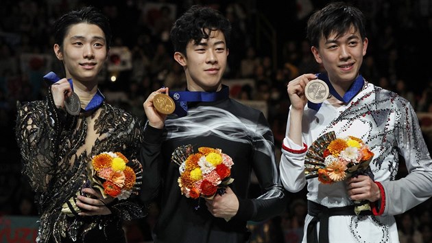 S medailemi z MS v krasobruslen v Japonsku pzuj vtz Nathan Chen z USA (uprosted), stbrn Japonec Juzuru Hanju (vlevo) a dal Amerian Vincent Zhou, kter zskal bronz.