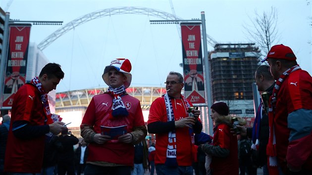 et fanouci se prochzej ped londnskm stadionem Wembley ped kvalifikanm utkn o Euro 2020 proti Anglii.
