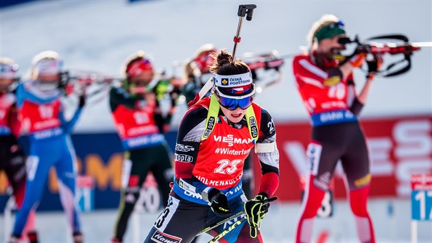 Česká biatlonistka Veronika Vítková má odstříleno a vyráží zpět na trať stíhacího závodu žen v Oslu.