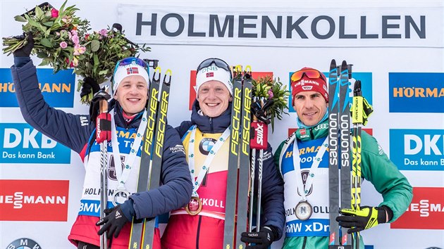 Johannes Thingnes B z Norska (uprosted) vyhrl sthac zvod na domc pd v Oslu, druh skonil jeho star bratr Tarjei B (vlevo), tet msto obsadil Nmec Arnd Peiffer.