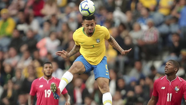 Brazilec Gabriel Jesus (ve lutm) hlavikuje v ppravnm utkn s Panamou.