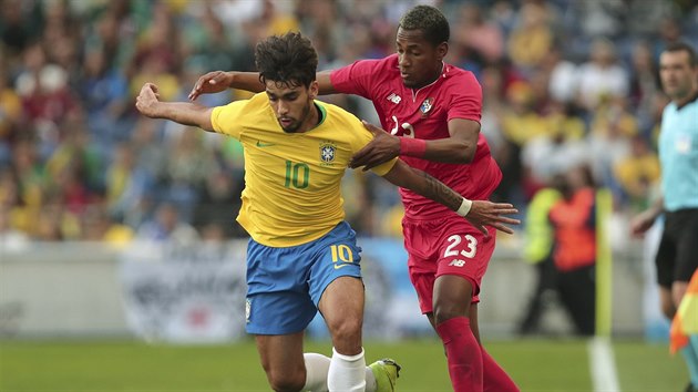 Michael Amir Murillo z Panamy (vpravo) v ppravnm utkn atakuje Lucase Paquetu z Brazlie.