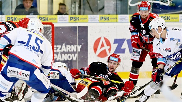 Momentka z utkn extraligovho play off mezi hokejisty Komety Brno (v blm) a Hradce Krlov