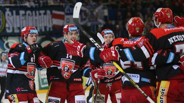 Hradet hokejist slav spnou akci v extraligovm play off s Kometou Brno.