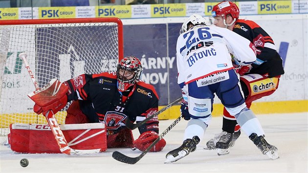 Hradeck brank Jaroslav Pavelka (vlevo) zasahuje v extraligovm play off s Kometou Brno.