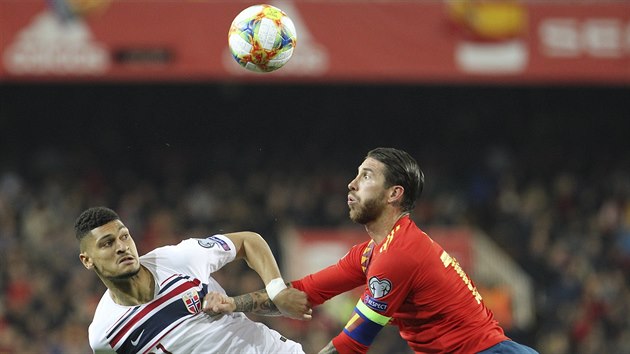 Kapit�n �pan�lsk� reprezentace Sergio Ramos (vpravo) a Bjorn Johnsen z Norska bojuj� o m�� v kvalifika�n�m utk�n� o Euro 2020.