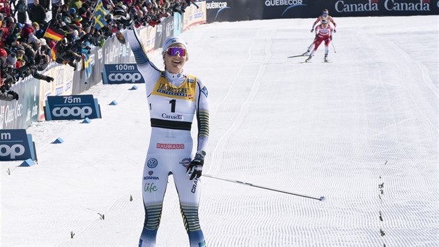 Stina Nilssonová ze Švédska se raduje z vítězství ve stíhacím závodě na 15 km v Québecu.