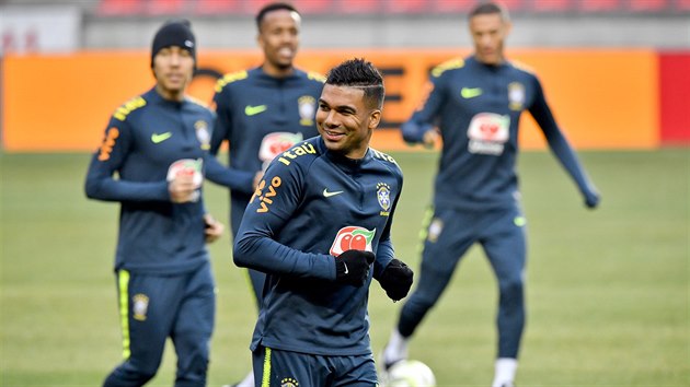 Brazilsk zlonk Casemiro (v poped) bhem nedlnho trninku ped ptelskm utknm s eskem.