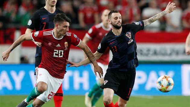 Maar Dominik Szoboszlai (vlevo) a Chorvat Marcelo Brozovi sprintuj za mem v kvalifikaci o Euro 2020.