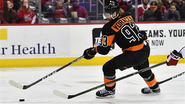 Jakub Vorek z Philadelphie si zpracovv puk v utkn NHL s Washingtonem.