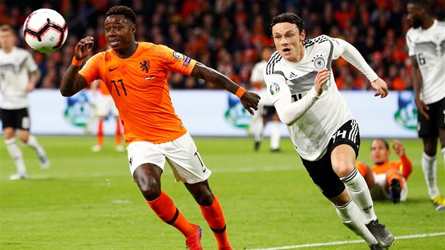 Nico Schulz z Nmecka (vpravo) a Quincy Promes z Nizozemska sprintuj za mem v kvalifikanm utkn o Euro 2020.