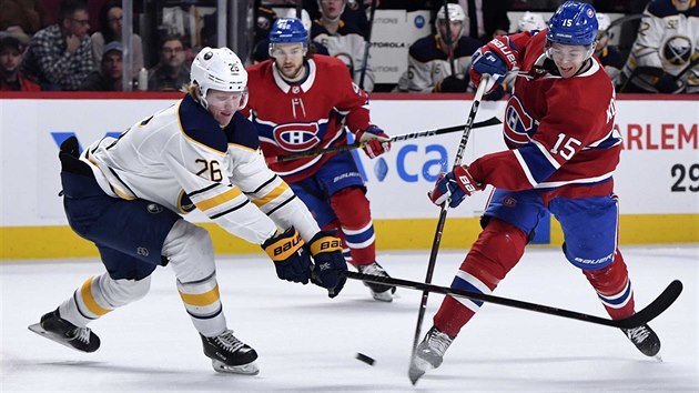 Obrnce Buffala Sabres Rasmus Dahlin (v blm) bojuje o puk v utkn proti Montrealu Canadiens.