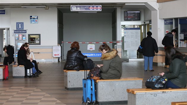N�kte�� cestuj�c� se je�t� na za��tku t�dne na n�dra�� �patn� orientovali. K vlak�m se toti� a� do l�ta nedostanou kv�li uzav�en�mu podchodu p��mo z n�dra�n� haly.