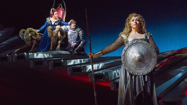 Christine Goerke jako Brünnhilde (v popředí), Jamie Bartonová jako Fricka a Greer Grimsley jako Wotan ve Wagnerově Valkýře v Metropolitní opeře