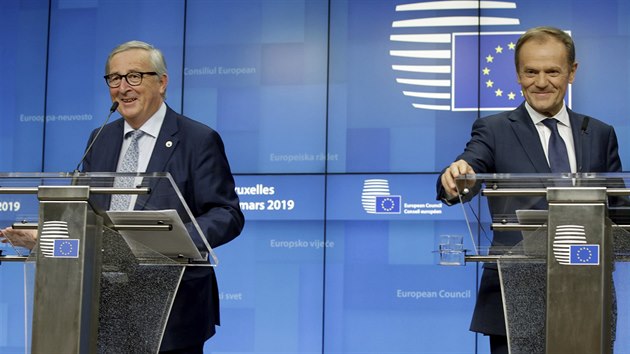 Pedseda Evropsk rady Donald Tusk vpravo a pedseda Evropsk komise Jean-Claude Juncker se zastnili konference na summitu EU v Bruselu. (21. bezna 2019)