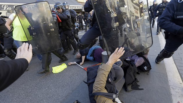 Antiglobalizan aktivistka Genevieve Legayov le v bezvdom potom, co se zhroutila bhem protest v Nice. astnila se 19. pochodu lutch vest. Mla s sebou vlajku s npisem "Mr" a lutou vestu. Nehoda se pihodila bhem zsahu policie. (23. bezna 2019)