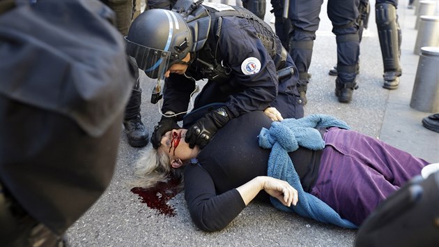 Antiglobalizan aktivistka Genevieve Legayov le v bezvdom potom, co se zhroutila bhem protest v Nice. astnila se 19. pochodu lutch vest. Mla s sebou vlajku s npisem "Mr" a lutou vestu. Nehoda se pihodila bhem zsahu policie. (23. bezna 2019)