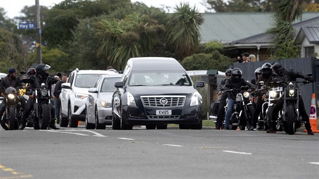 Gangy vyjadovaly svou ast obtem teroru a muslimsk komunit po cel tden. Napklad ve tvrtek 21. bezna doprovzely ve mst Christchurch transport pozstatk obti masakru Mohammeda Daouda Nabiho.