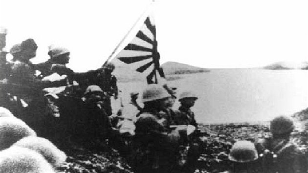 Jsme tu! Japonci rozvinuj svou vlajku na ostrovu Kiska. Pozdji ho vak opustili, ke kod Amerian ve v tichosti.