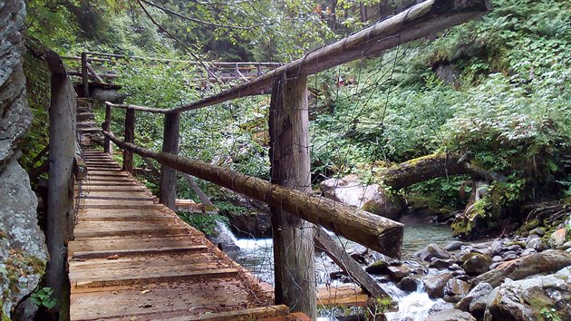 Soutsku Taferna nad Brigem kiuj nad divokou vodou destky kluzkch devnch mostk.