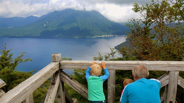 Vyhlídková plošina těsně pod vrcholem Hangecu s výhledem na jezero Čúzendži a sopku Nantai přikrytou letní oblačností