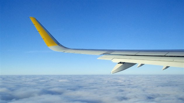 lut wingjet Airbusu A320 prozrazuje stroj panlsk spolenosti Vueling. Firma m hlavn zkladnu v Barcelon a lt i do Prahy.