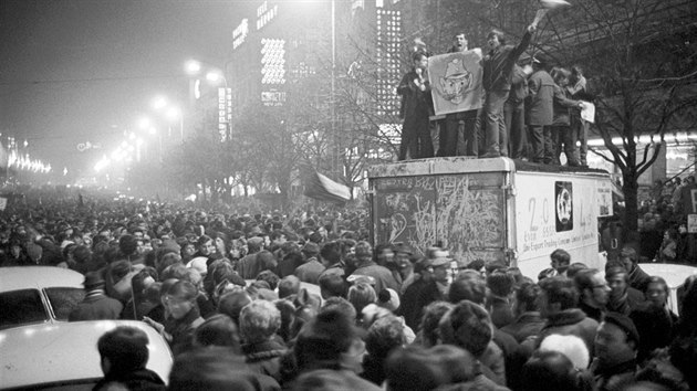 Oslavy vtzstv nad Sovty. Na Vclavsk nmst pilo podle odhad policie 150 tisc lid. Do ulic vyli s vlajkami i transparenty, po ulicch jezdila troubc auta.  (28. bezna 1969)