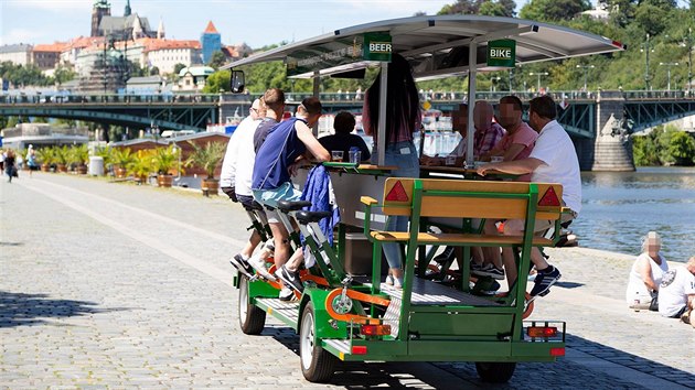 Pro turisty jsou tyto vozy zábava, pro Pražany někdy komplikace.