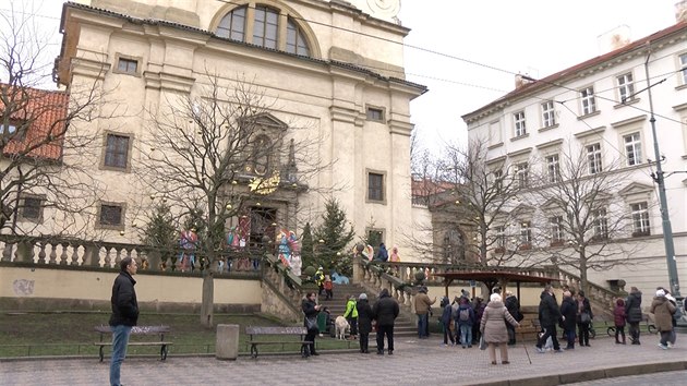 Kostel Panny Marie Vtzn a svatho Antonna Padunskho s pilehlm klterem bosch karmelitn se nachz v Praze 1 pod Petnem v Karmelitsk ulici (prosinec 2016)