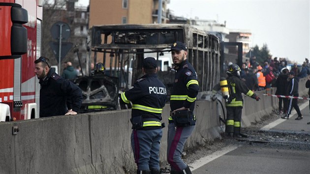 Hasii a policist u zbytk vyhoelho autobusu v italskm San Donato Milanese. (20. bezna 2019) 