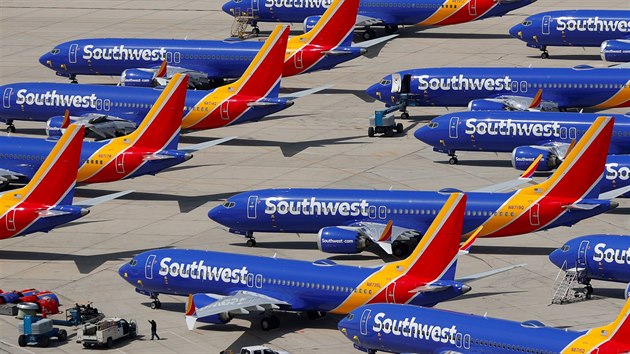 Flotila doasn odstavench letoun Boeing 737 MAX 8 spolenosti Southwest Airlines na letiti Victorville v Kalifornii (26. bezna 2019) 