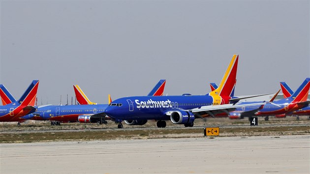 Flotila doasn odstavench letoun Boeing 737 MAX 8 spolenosti Southwest Airlines na letiti Victorville v Kalifornii (26. bezna 2019) 