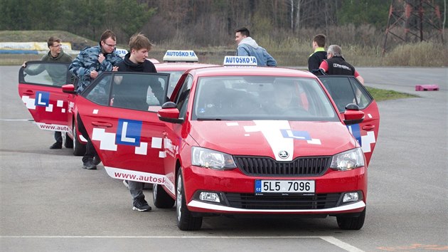 ci si na okruhu v Sosnov vyzkoueli teba vhybn manvr na kluzn ploe, brzdn na rznch druzch povrchu nebo slalom.