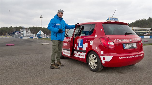 ci si na okruhu v Sosnov vyzkoueli teba vhybn manvr na kluzn ploe, brzdn na rznch druzch povrchu nebo slalom.